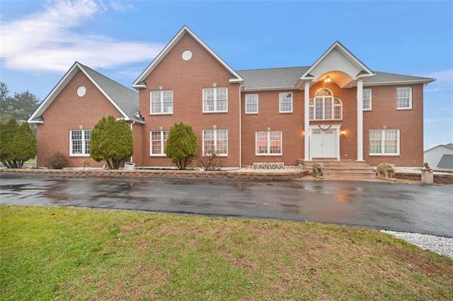 Robin Dr, Nazareth, PA 18064