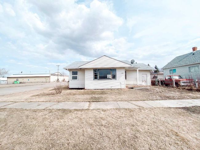 4647 53 Street, Home with 2 bedrooms, 1 bathrooms and 1 parking in Rycroft AB | Image 4