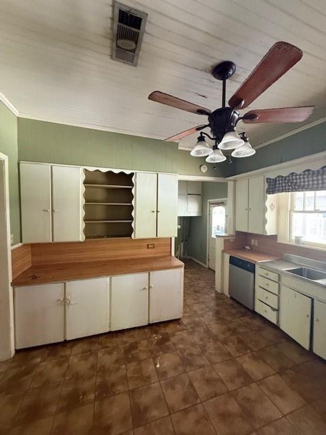 1100 Maple St, House other with 3 bedrooms, 2 bathrooms and null parking in Winnfield LA | Image 11