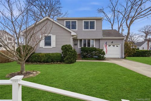 219 E John St, Lindenhurst, NY, 11757-4140 | Card Image