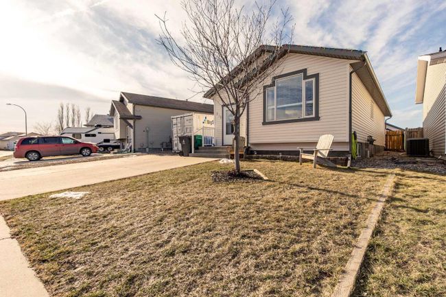 215 Heritage Court W, Home with 4 bedrooms, 2 bathrooms and 2 parking in Lethbridge AB | Image 3