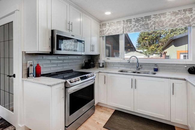 2607 Laurel Cres Sw, House other with 3 bedrooms, 3 bathrooms and 2 parking in Calgary AB | Image 13