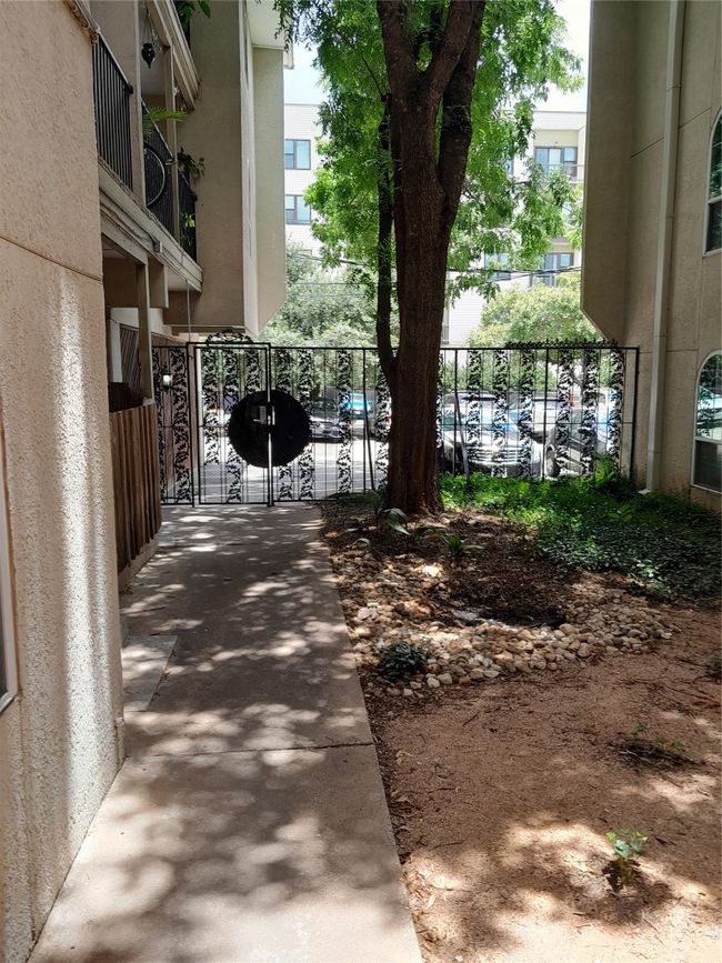 Courtyard entrance fence and gate | Image 17