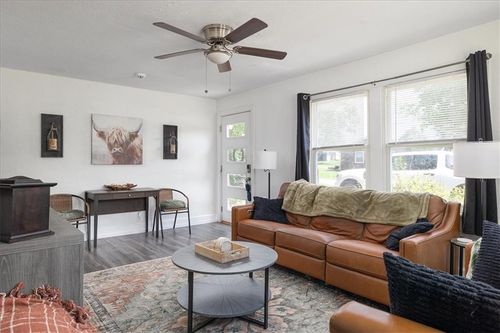 2 Vine St, Lee's Summit, MO, 64063-2057 | Card Image