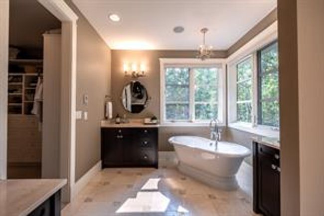 34 Posthill Dr Sw, House detached with 6 bedrooms, 3 bathrooms and 7 parking in Calgary AB | Image 32