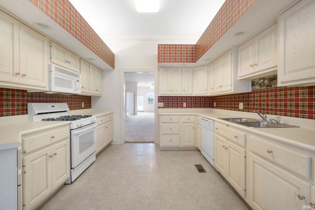 1851 N High Pointe Ct, Condo with 2 bedrooms, 3 bathrooms and null parking in Bluffton IN | Image 15