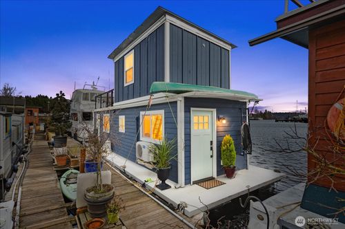 e5-1080 W W Ewing St, Seattle, WA, 98119-1422 | Card Image