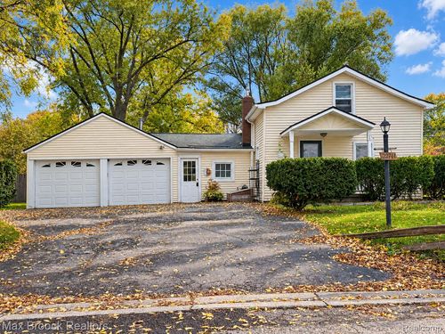 22141 Springbrook Ave, Farmington Hills, MI, 48336-4350 | Card Image