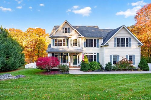 18 Chestnut Ln, Pawling, NY, 12564-4202 | Card Image