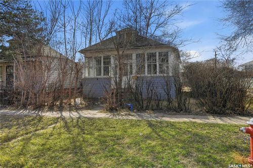 1284 3rd Avenue Ne, Moose Jaw, SK, S6H1G3 | Card Image