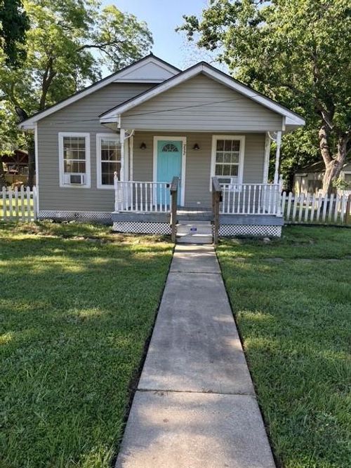 732 4th St, Sealy, TX, 77474-2620 | Card Image