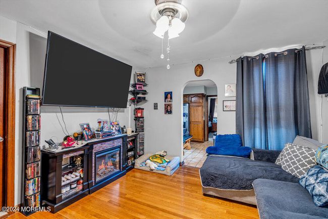 662 Avenue E, Home with 5 bedrooms, 3 bathrooms and null parking in Bayonne NJ | Image 4