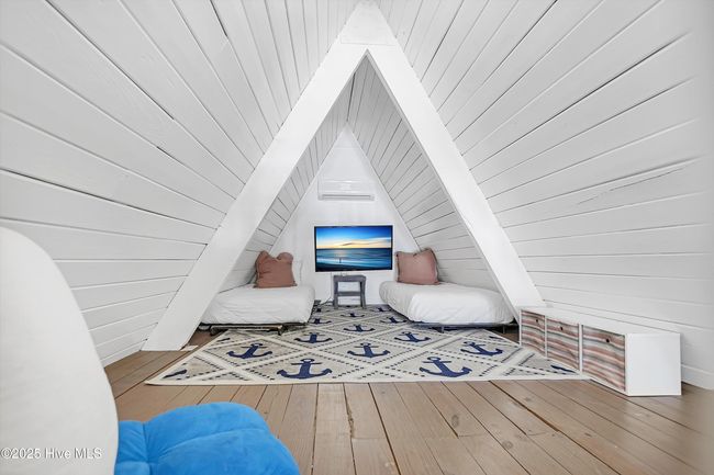 3 rd floor cozy loft with twin beds | Image 22