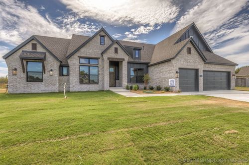 2302 E 45th Pl, Sand Springs, OK, 74063-7069 | Card Image