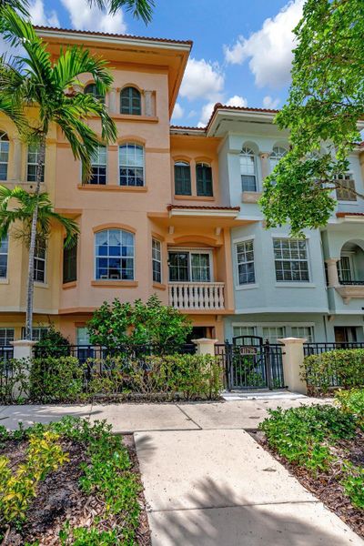 11796 Valencia Gardens Avenue, Townhouse with 3 bedrooms, 3 bathrooms and null parking in Palm Beach Gardens FL | Image 2