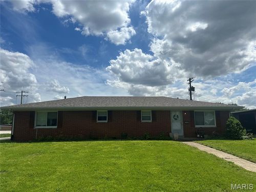 40 Queensway Dr, Belleville, IL, 62226-5938 | Card Image