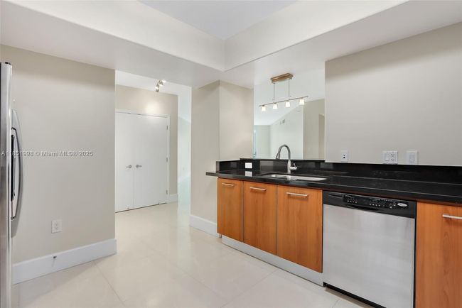 APT-1710 - 9055 Sw 73 Rd Ct, Condo with 2 bedrooms, 2 bathrooms and null parking in Pinecrest FL | Image 7