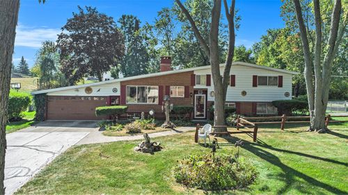 2452 Valley Lane Dr, Grand Blanc, MI, 48439-8149 | Card Image