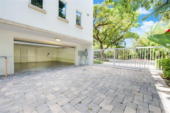 649 Santander Ave, Townhouse with 3 bedrooms, 3 bathrooms and null parking in Coral Gables FL | Image 10