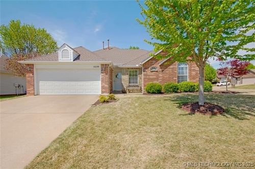 5220 S Poplar Avenue, Broken Arrow, OK, 74011 | Card Image