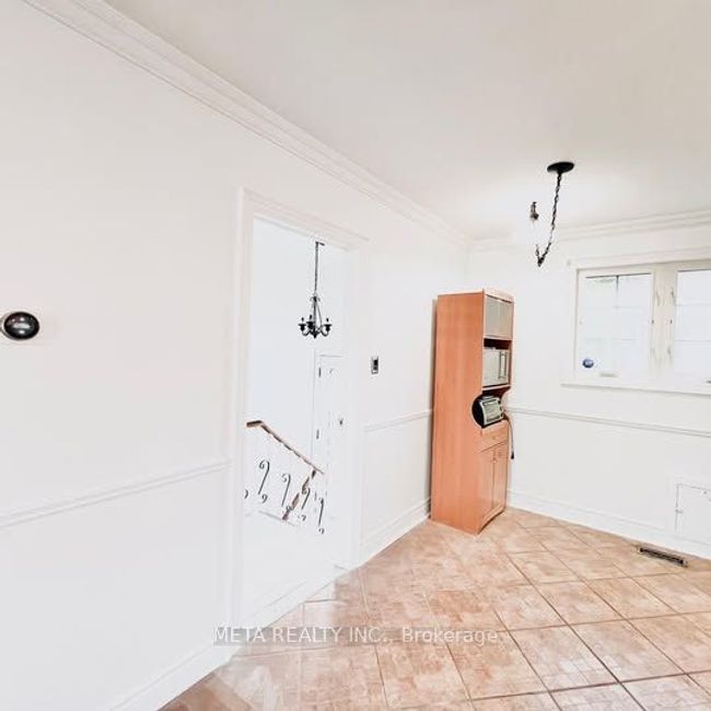 22 Garfield Cres, House other with 3 bedrooms, 1 bathrooms and 2 parking in Brampton ON | Image 4