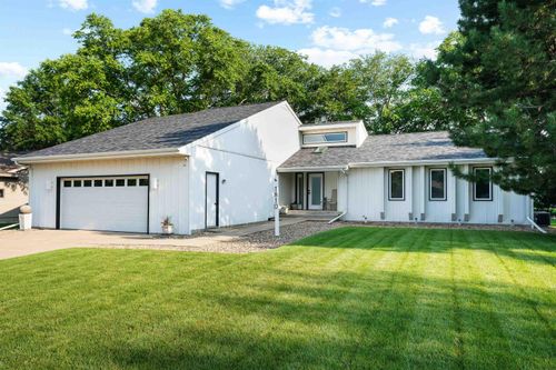 1810 Donald Dr, Cedar Falls, IA, 50613-7011 | Card Image