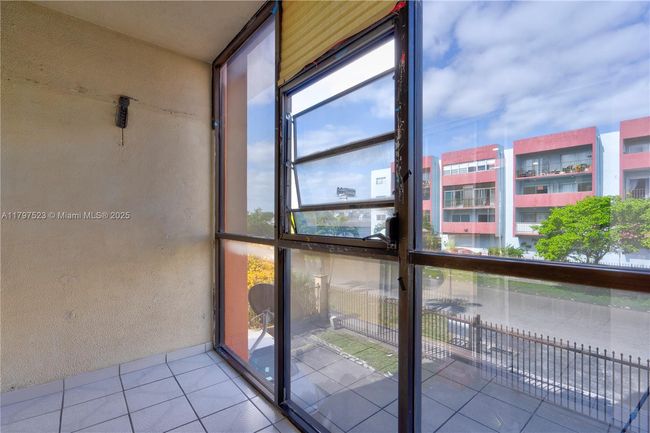 APT-220 - 6095 W 19 Th Ave, Condo with 2 bedrooms, 2 bathrooms and null parking in Hialeah FL | Image 5