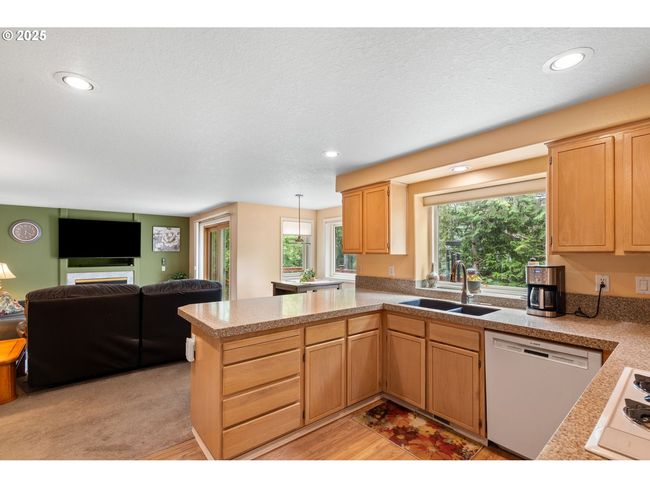 3010 Sw Phyllis Dr, House other with 4 bedrooms, 3 bathrooms and 3 parking in Gresham OR | Image 8