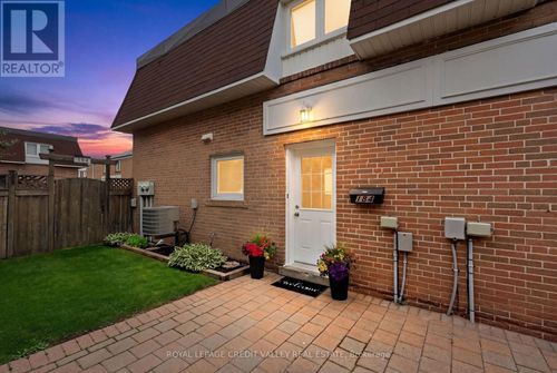 184-184 Town House Crescent, Brampton (Brampton East), ON, L6W3C6 | Card Image