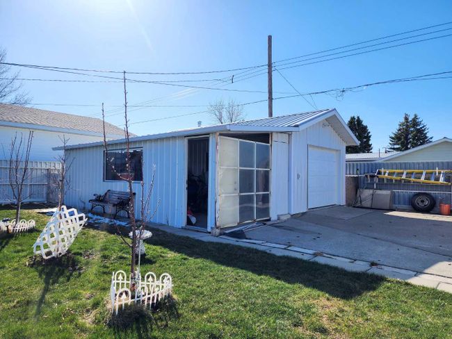 403 49 Avenue E, Home with 2 bedrooms, 2 bathrooms and 4 parking in Claresholm AB | Image 31