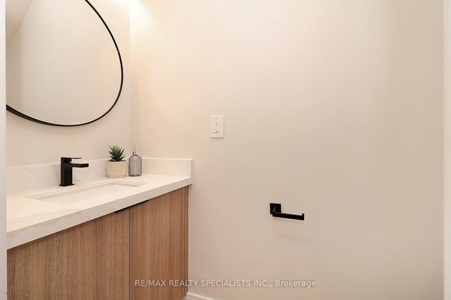 1048 Roosevelt Rd, House attached with 5 bedrooms, 6 bathrooms and 2 parking in Mississauga ON | Image 19