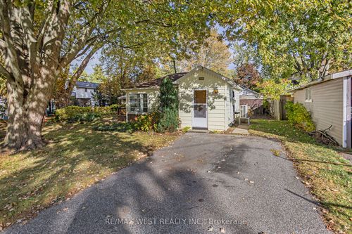 2018 Yonge St, Bright's Grove, ON, N0N1C0 | Card Image