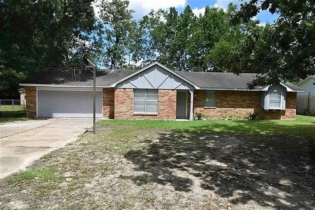 Wood Manor Ln, Sour Lake, TX 77659