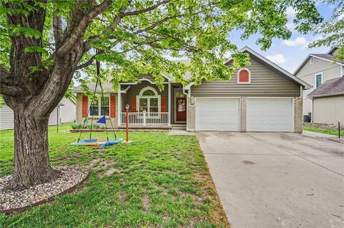 556 Brentwood Dr, Lawrence, KS, 66049-1864 | Card Image