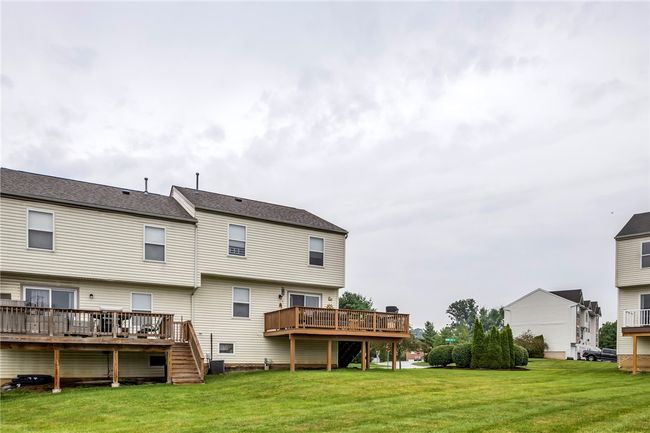 201 Manor View Dr, Townhouse with 3 bedrooms, 4 bathrooms and 2 parking in Manor PA | Image 26