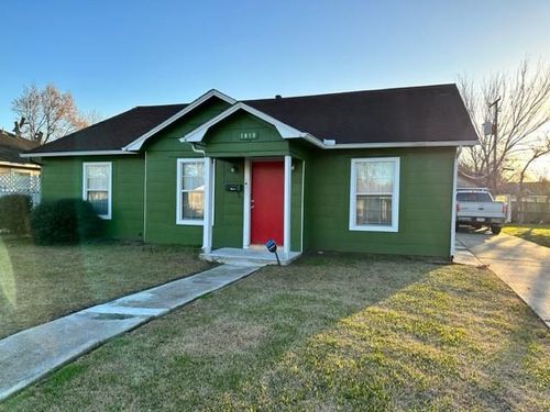 1813 California St, Baytown, TX, 77520-6407 | Card Image