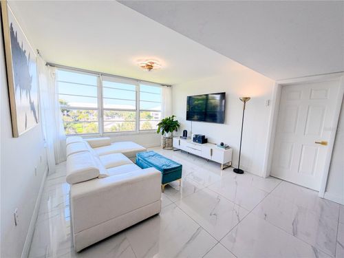 401-3635 Whitehall Drive, West Palm Beach, FL, 33401 | Card Image