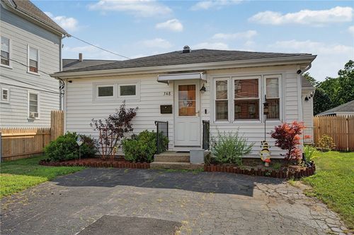 348 Park Pl, Woonsocket, RI, 02895-4428 | Card Image
