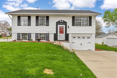 3232 Bramble Rd Sw, Cedar Rapids, IA, 52404-3832 | Card Image