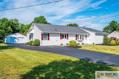 39 Kendall Rd, Kendall Park, NJ, 08824-1251 | Card Image