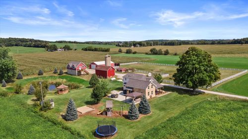 2798 Evergreen Rd, Ixonia, WI, 53036-9503 | Card Image