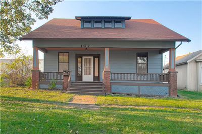 107 W Shawnee Street, House other with 4 bedrooms, 1 bathrooms and null parking in Paola KS | Image 2