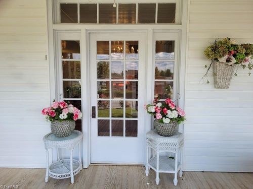 d-207 W Main St, Pilot Mountain, NC, 27041-9301 | Card Image