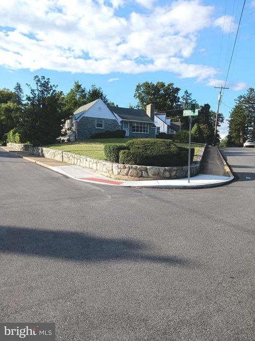 211 Wood St, HARRISBURG, PA, 17109-3935 | Card Image