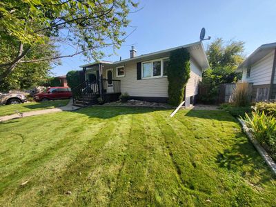 413 27 St S, House detached with 3 bedrooms, 2 bathrooms and 4 parking in Lethbridge AB | Image 2