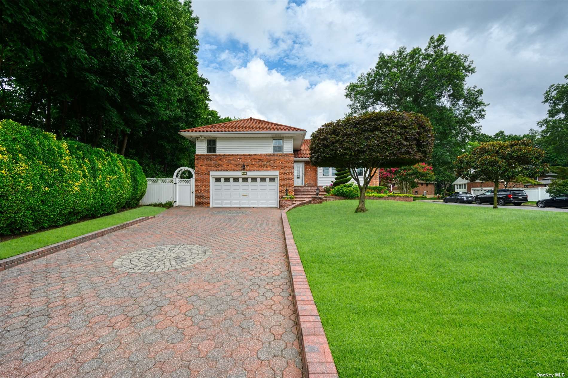 Cambridge Ave, Westbury, NY 11590
