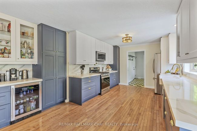 8 Penny Lane, House other with 3 bedrooms, 2 bathrooms and 6 parking in Wasaga Beach ON | Image 9