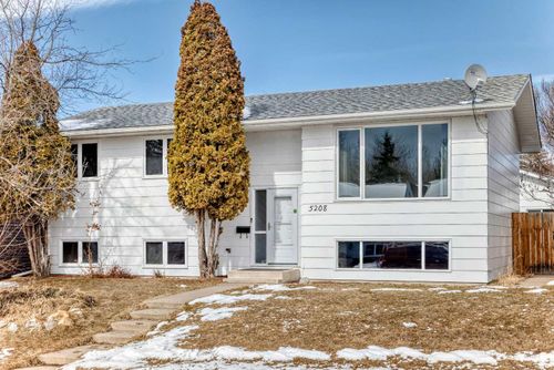 5208 40 St, Innisfail, AB, T4G1G9 | Card Image