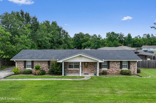 904 Waveland Ave, Waveland, MS, 39576-3018 | Card Image