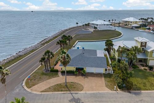 2 Paisano Ln, Rockport, TX, 78382-3728 | Card Image